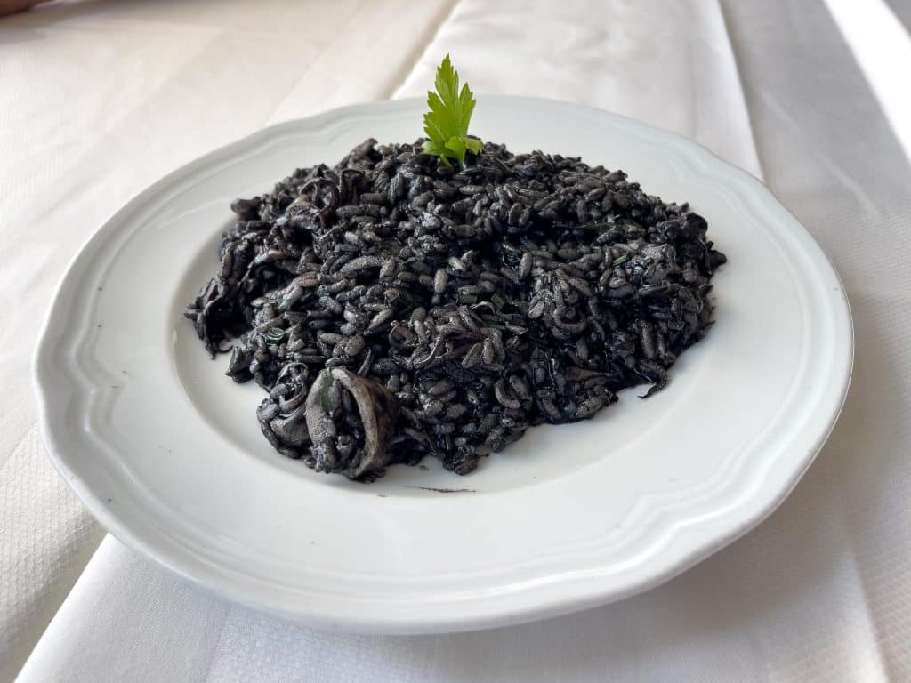Risoto noir à l'encre de seiche du restaurant Ivo à Piran