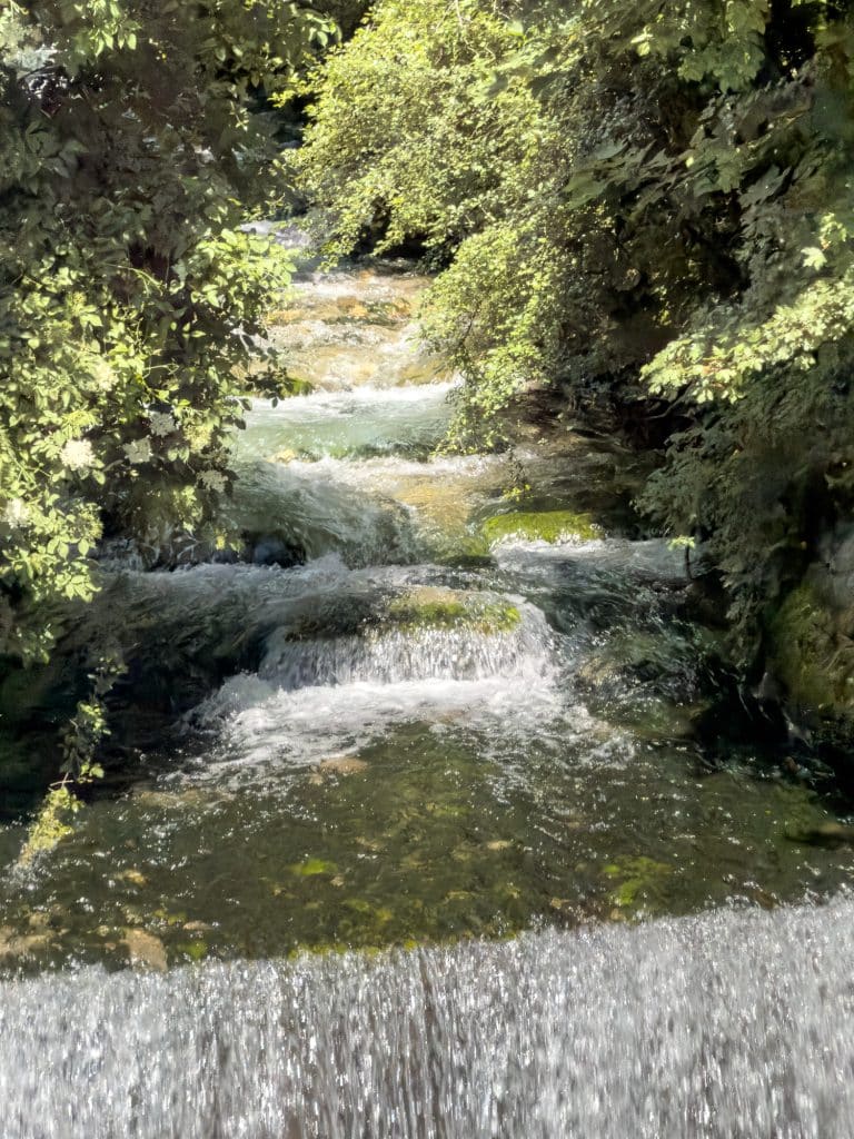 Ruisseau Hendek vu du restaurant Kastel na Henduku