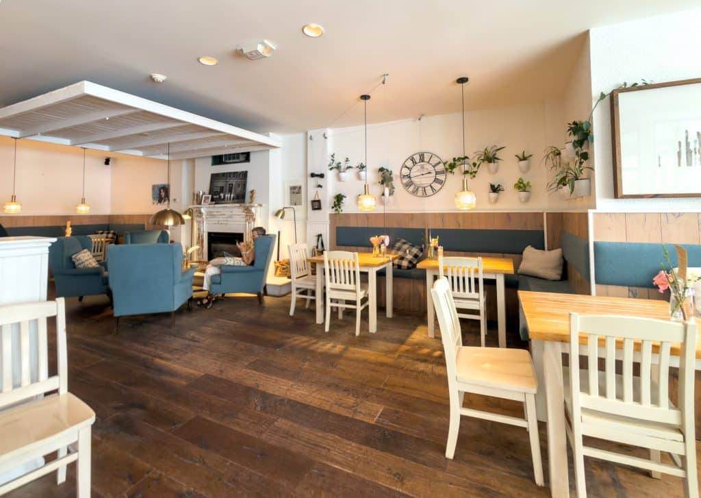 Salle à manger au Leonhard's Café