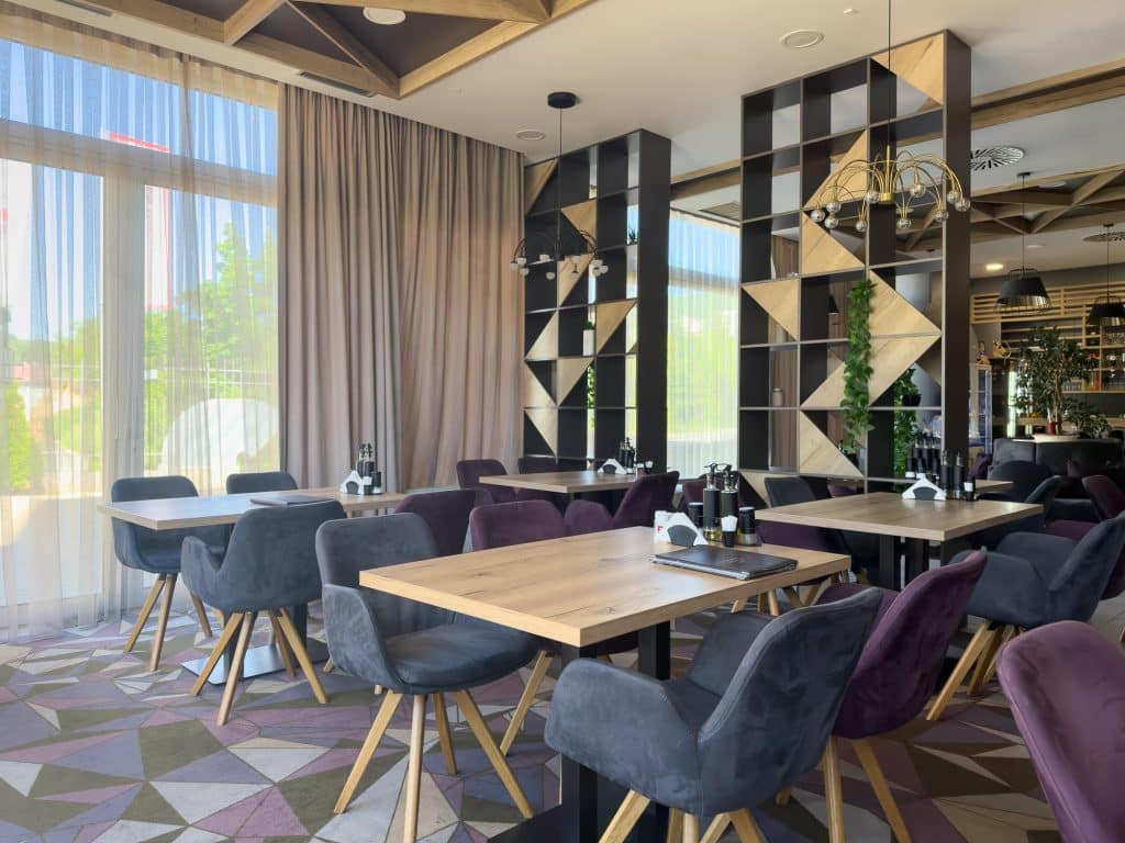 Salle de déjeuner au IUT Hotel de Travnik