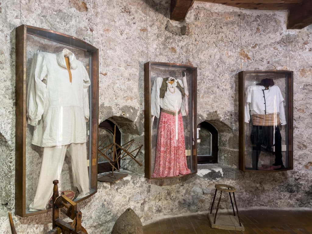Vêtements à l'exposition dans la forteresse de Travnik