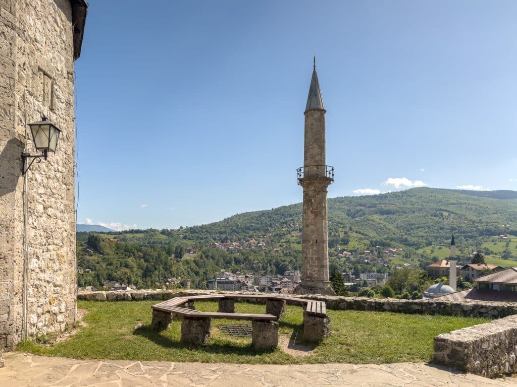 vue sur le minaret de la forteresse de Travnik