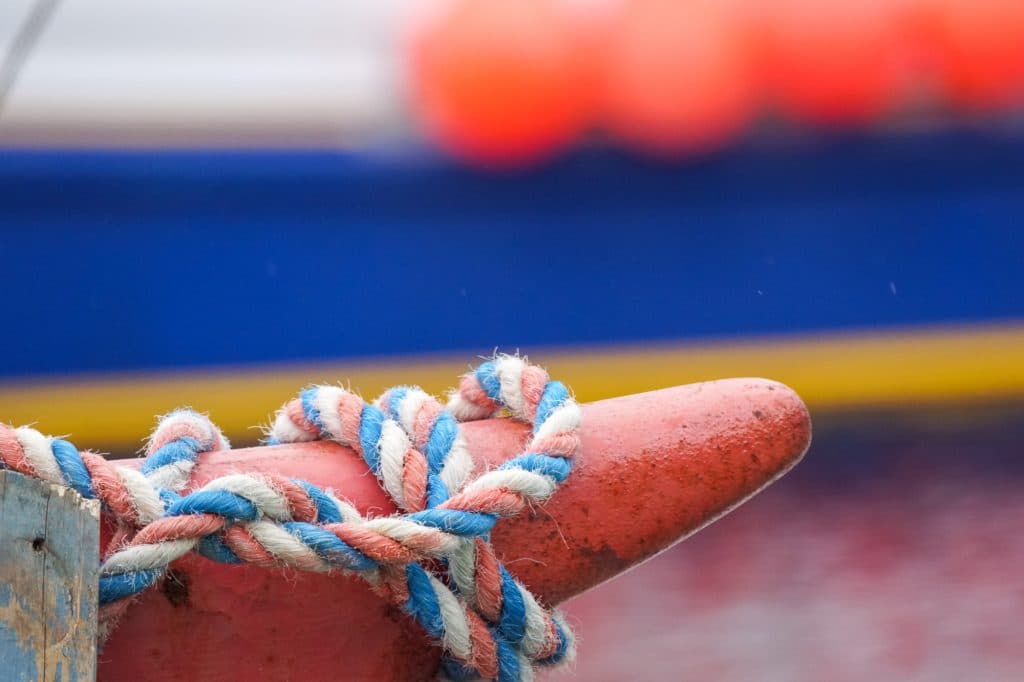 Attache de bateau au port en voyage à Fogo
