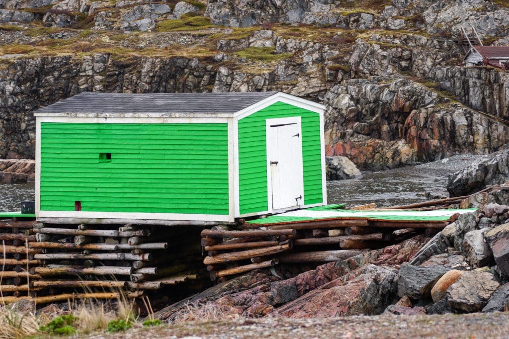 Hangar vert sur l'île de Fogo à Terre-Neuve-et-Labrador
