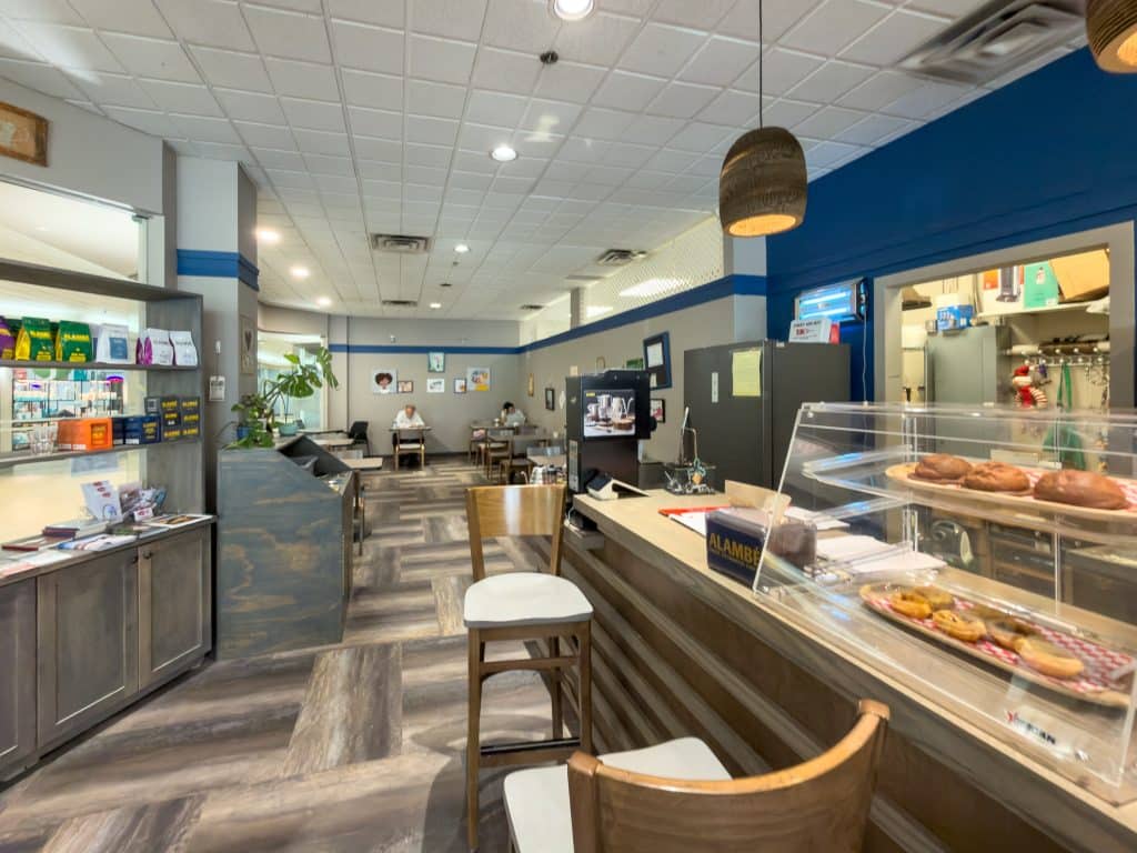 Intérieur du café Alambé