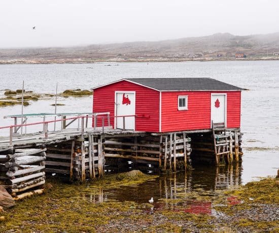 Maison de pêcheur rouge et blanche à Fogo