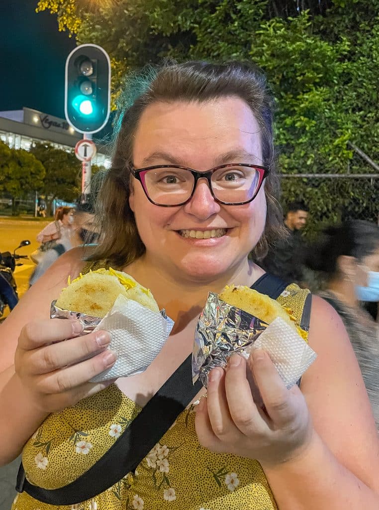 Jennifer avec des arepas à Rodadero